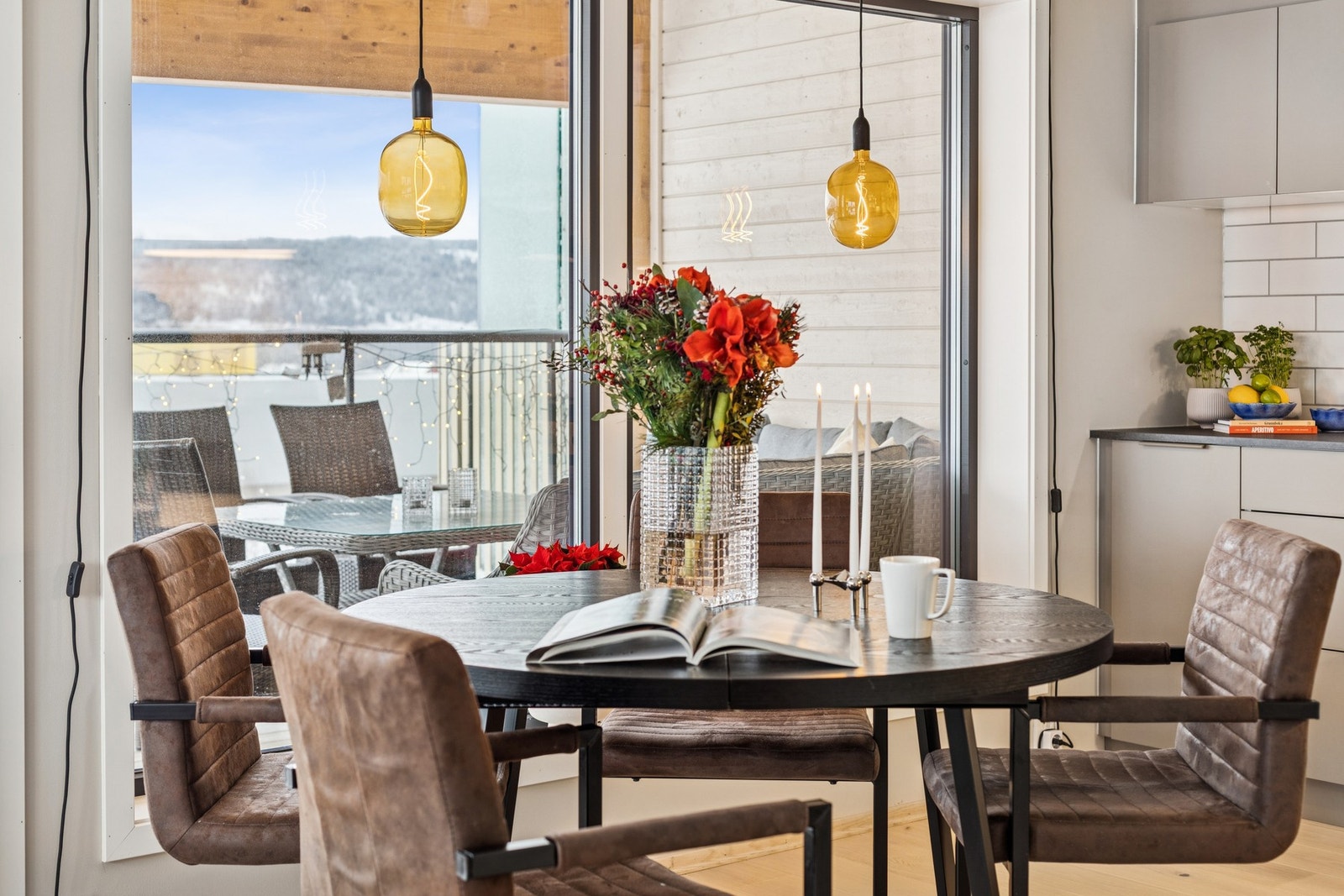 God plass til spiseplass rett utenfor kjøkkenet Galleribilde