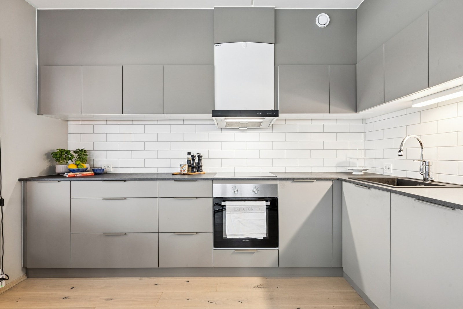 Kjøkkeninnredningen har slette fronter og gode arbeidsflater, samt rikelig med skap- og skuffeplass. Galleribilde