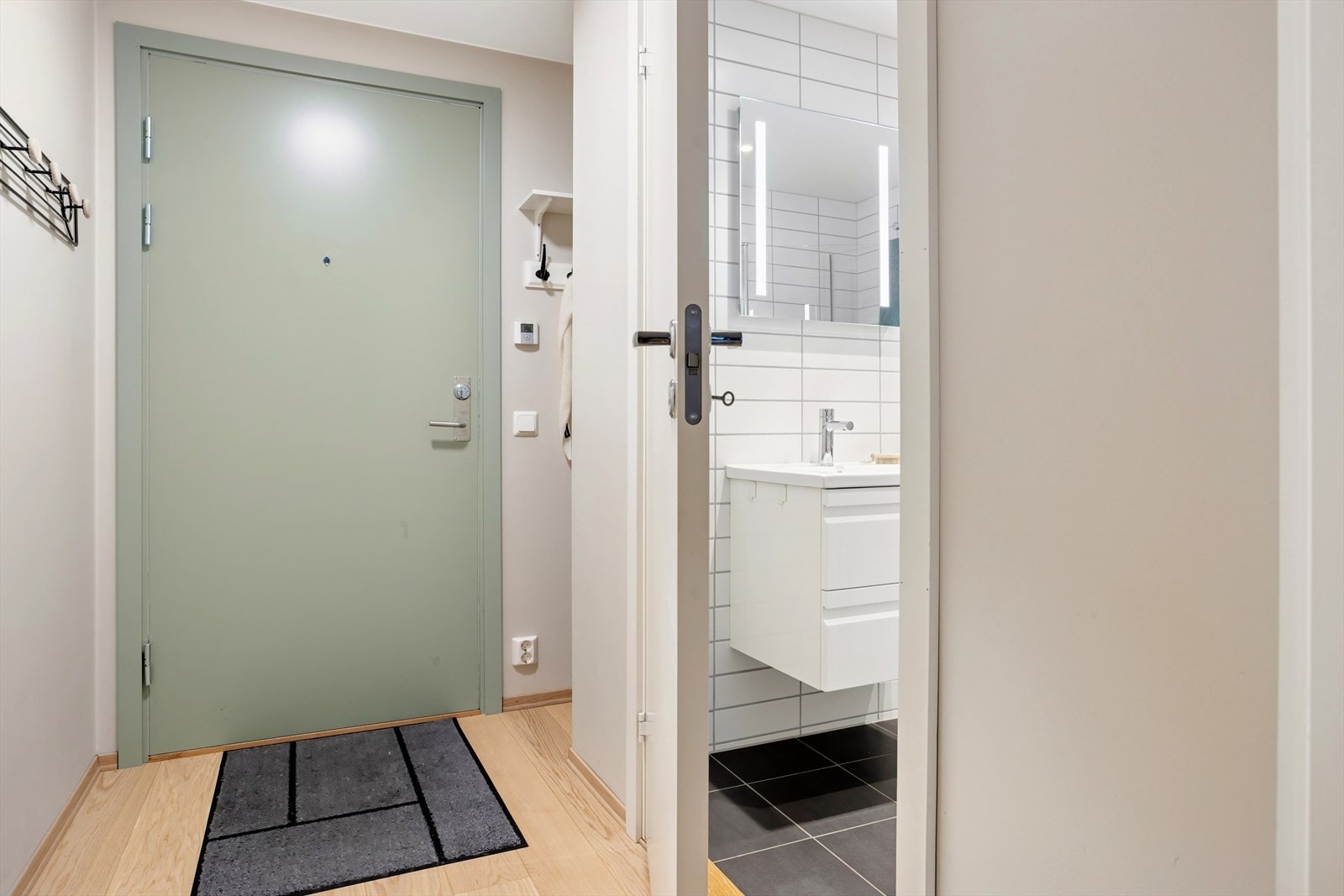 Entrè med plass til yttertøy og sko. Galleribilde