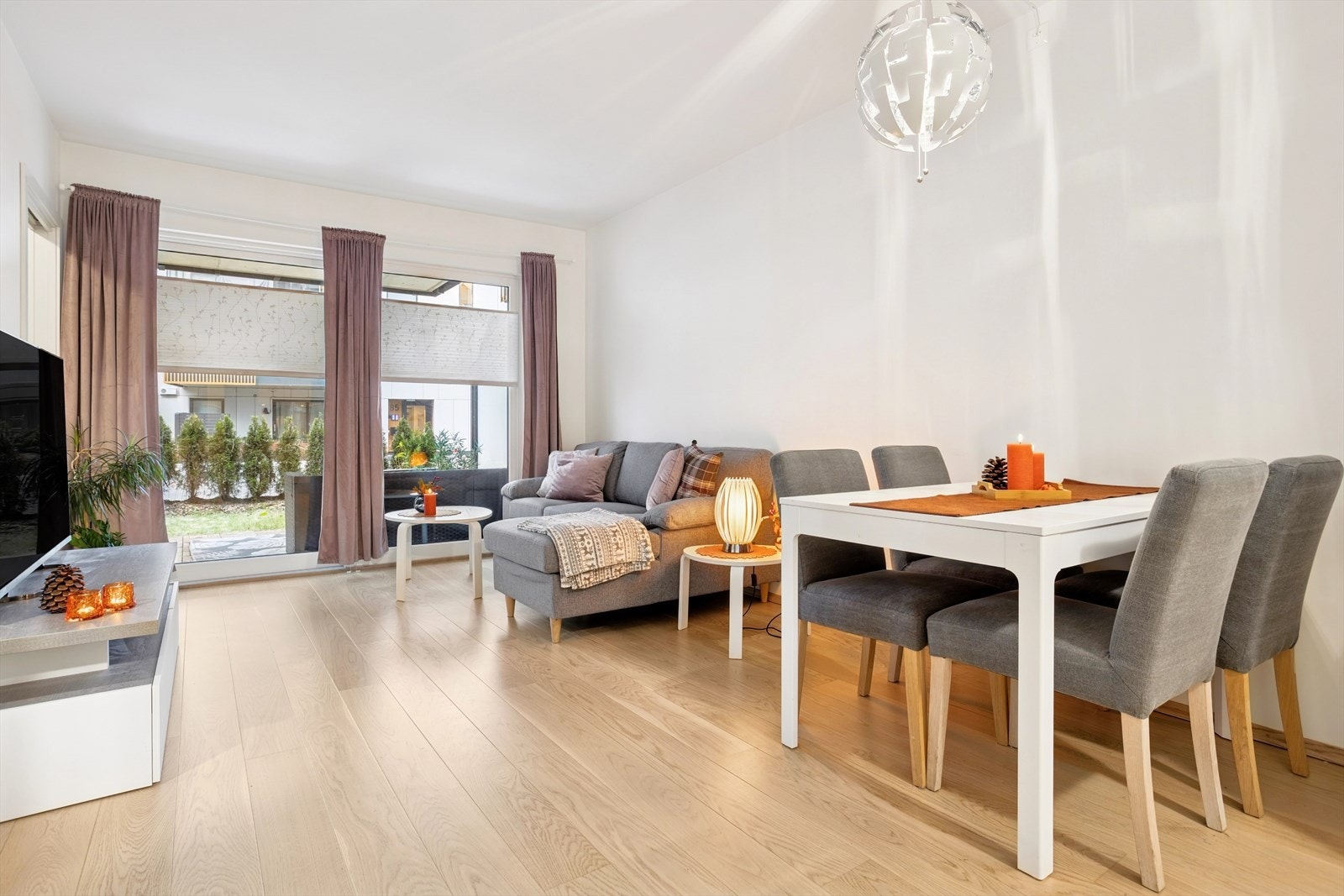 Stuen har en naturlig sone inndeling for spisebord og sofakrok. Galleribilde