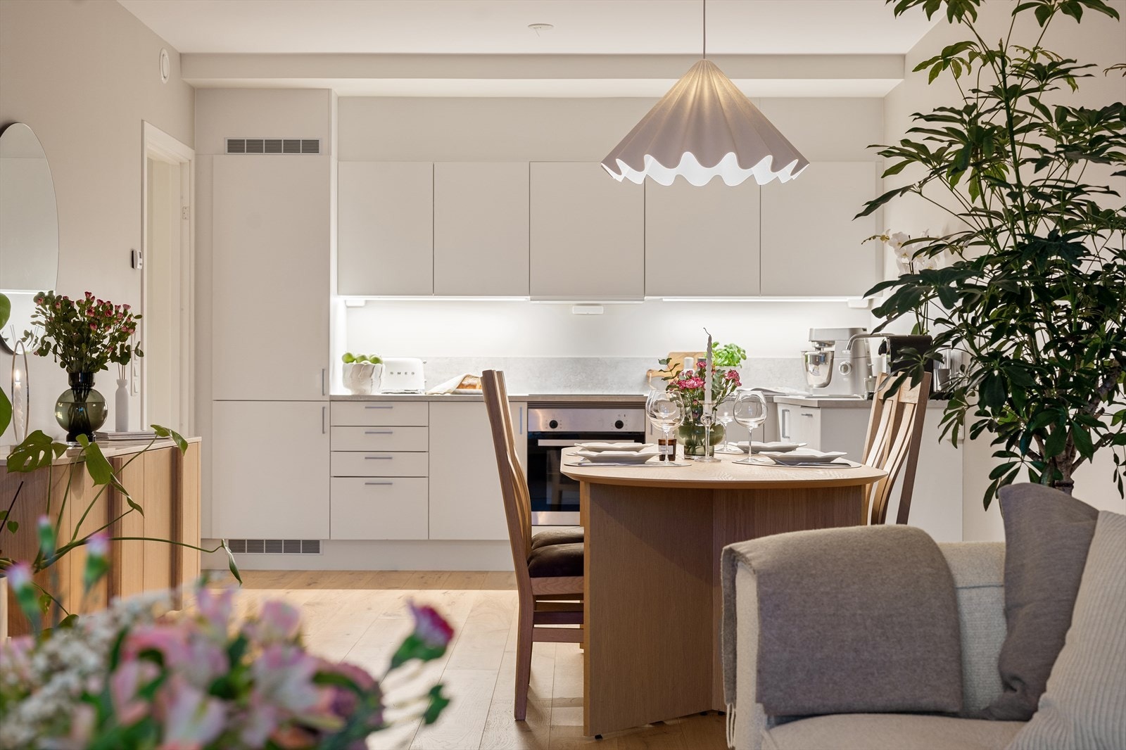 Kjøkkeninnredningen strekker seg langs hele den ene kortveggen i stue/kjøkken rommet. Galleribilde