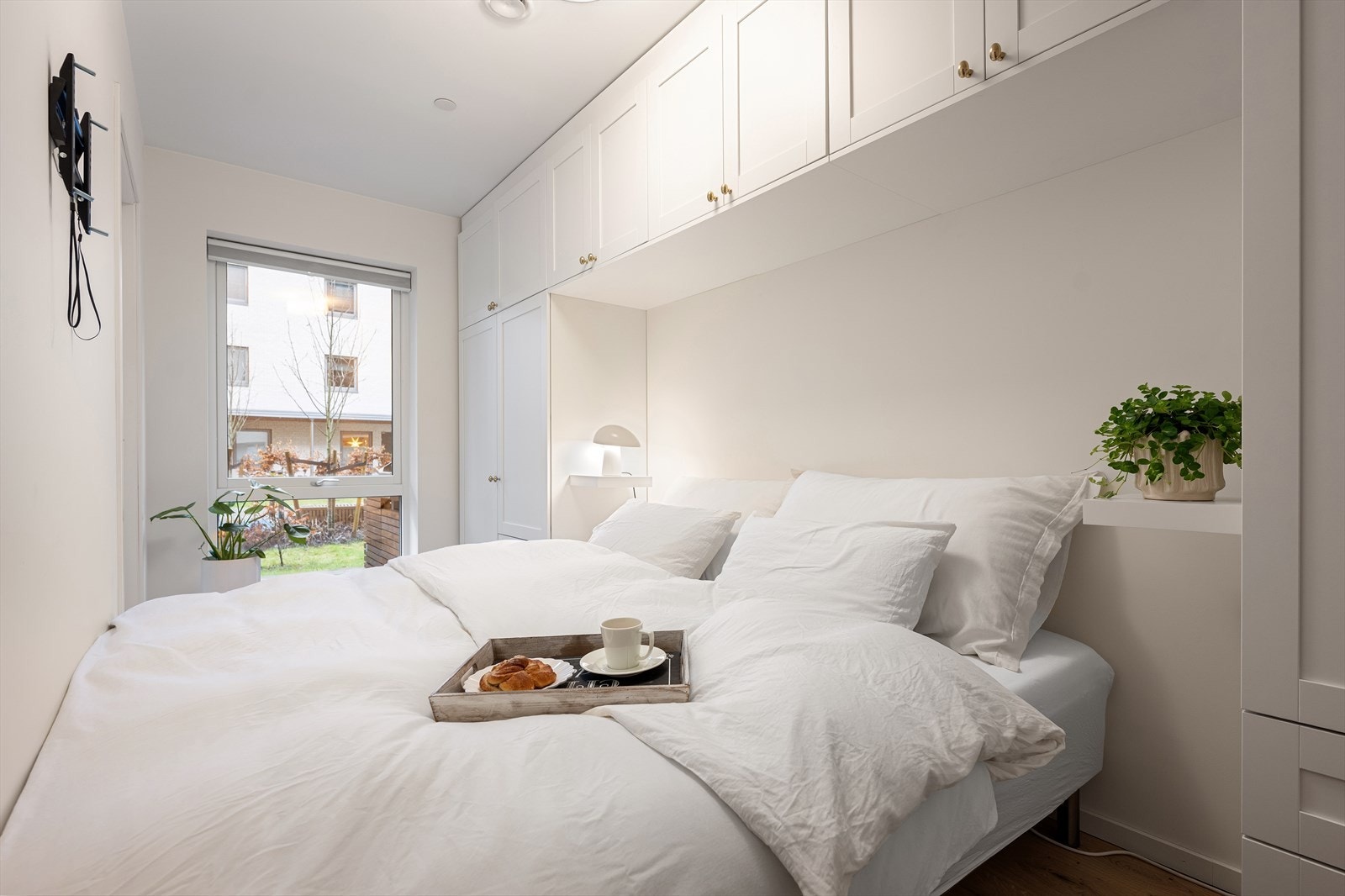 Soverommet har en stor plassbygget garderobeløsning som gir rikelig med lagringsplass Galleribilde