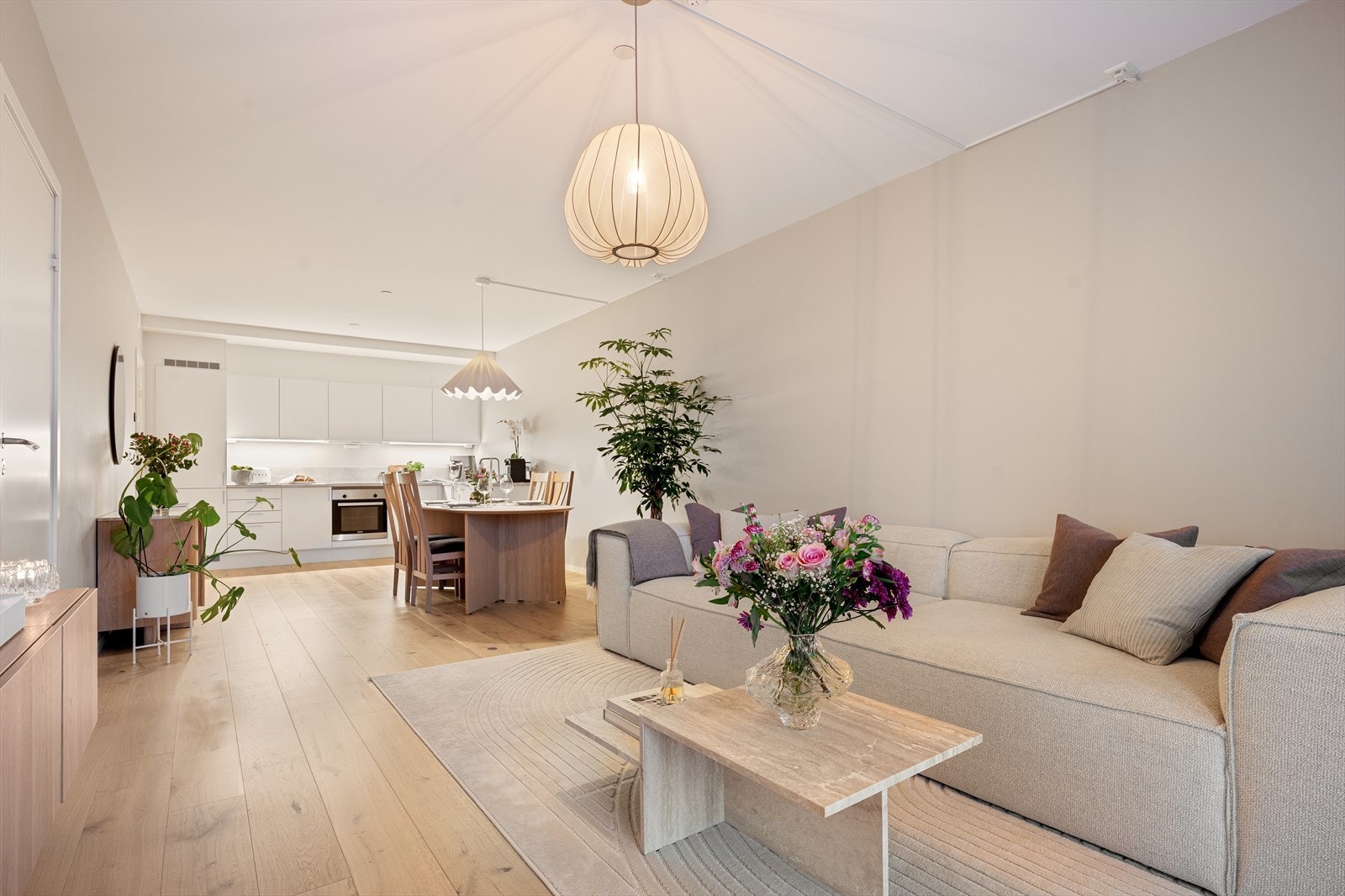 Lys og romslig stue med store vindusflater. Galleribilde