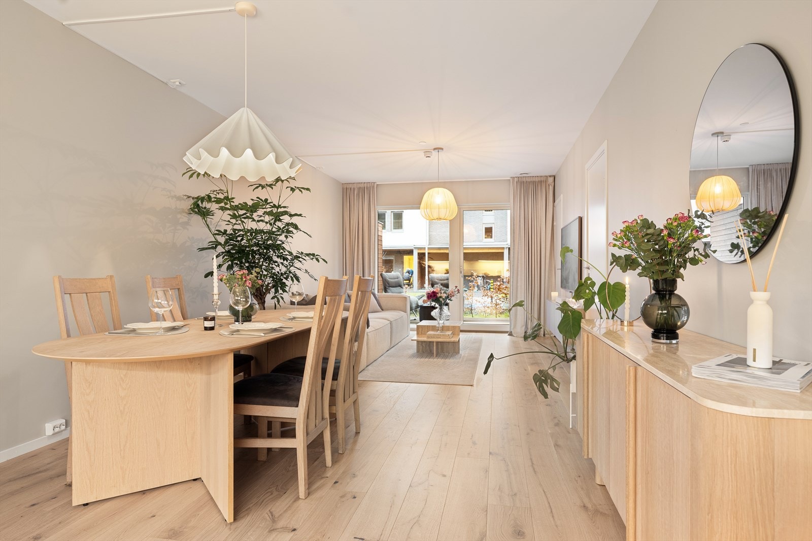 Leiligheten har åpen stue og kjøkkenløsning med markterrasse i den ene enden. Galleribilde