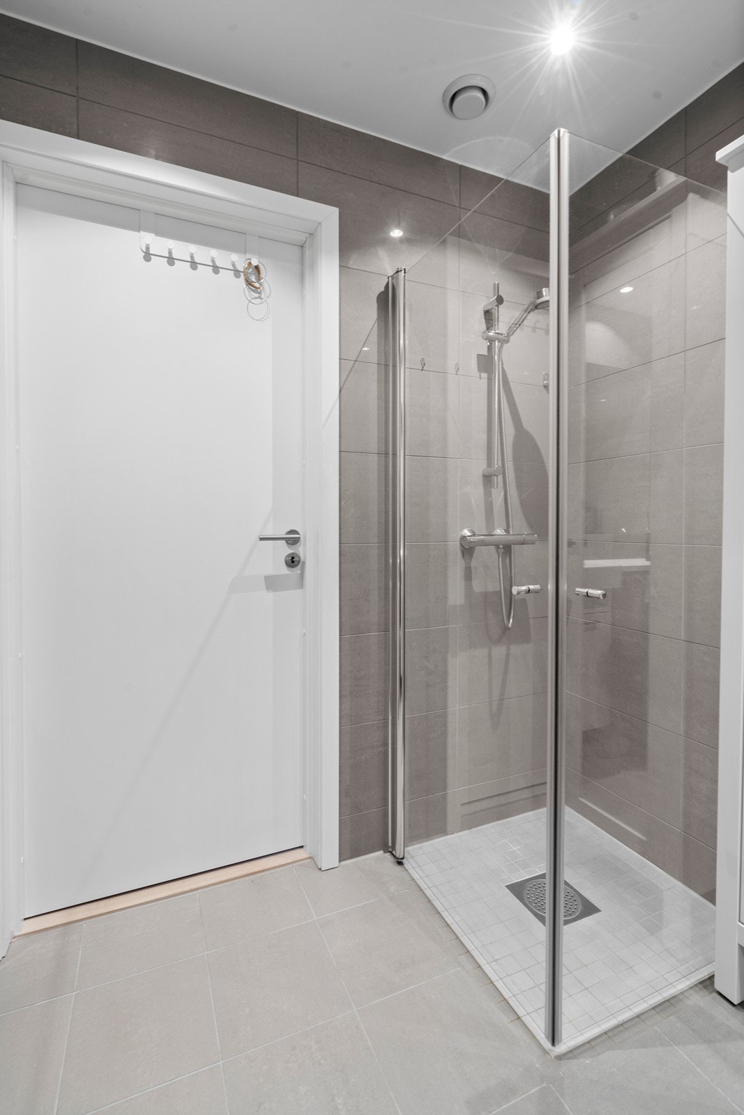 Her er det dusjhjørne, vegghengt toalett og opplegg for vaskemaskin. Galleribilde