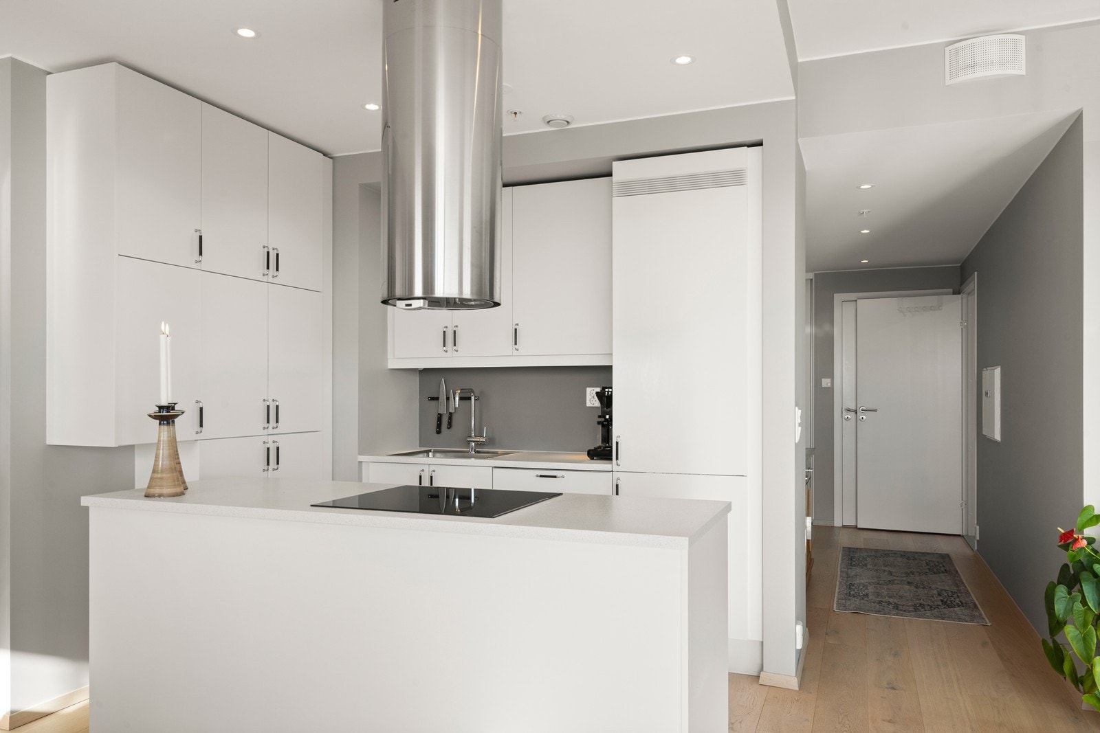 Kjøkkeninnredningen fra byggeåret har slette fronter og rikelig med skapplass. Galleribilde