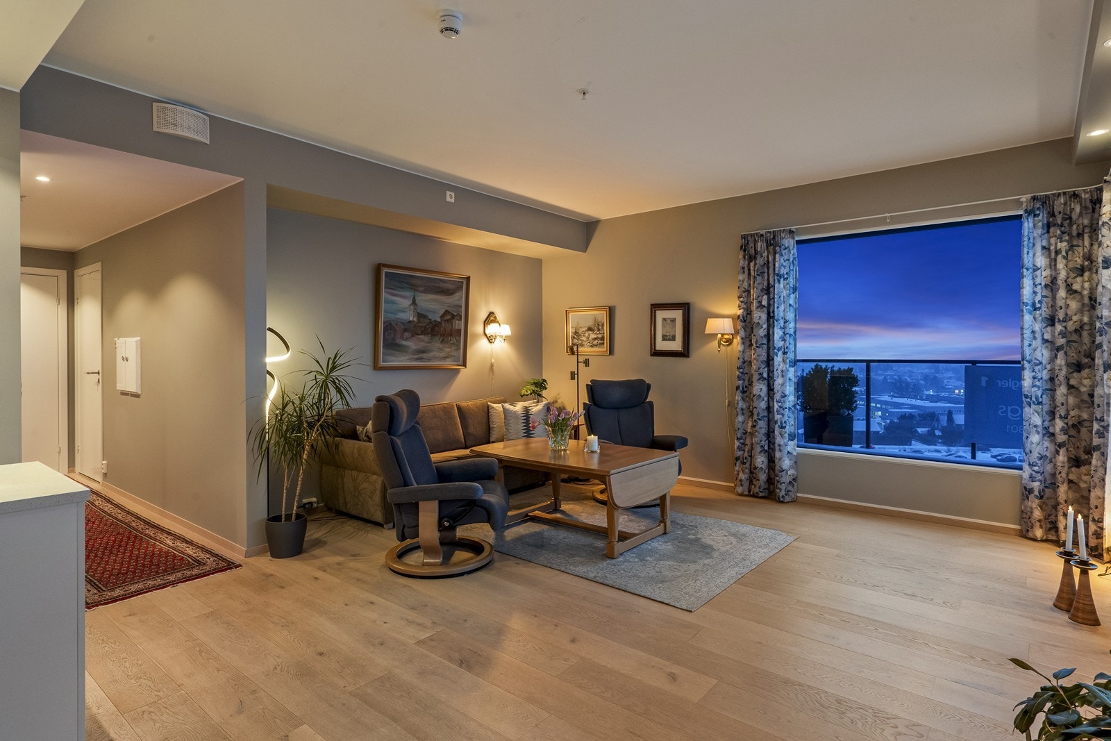 Stuen er enkel å møblere og har slettmalte vegger. Galleribilde