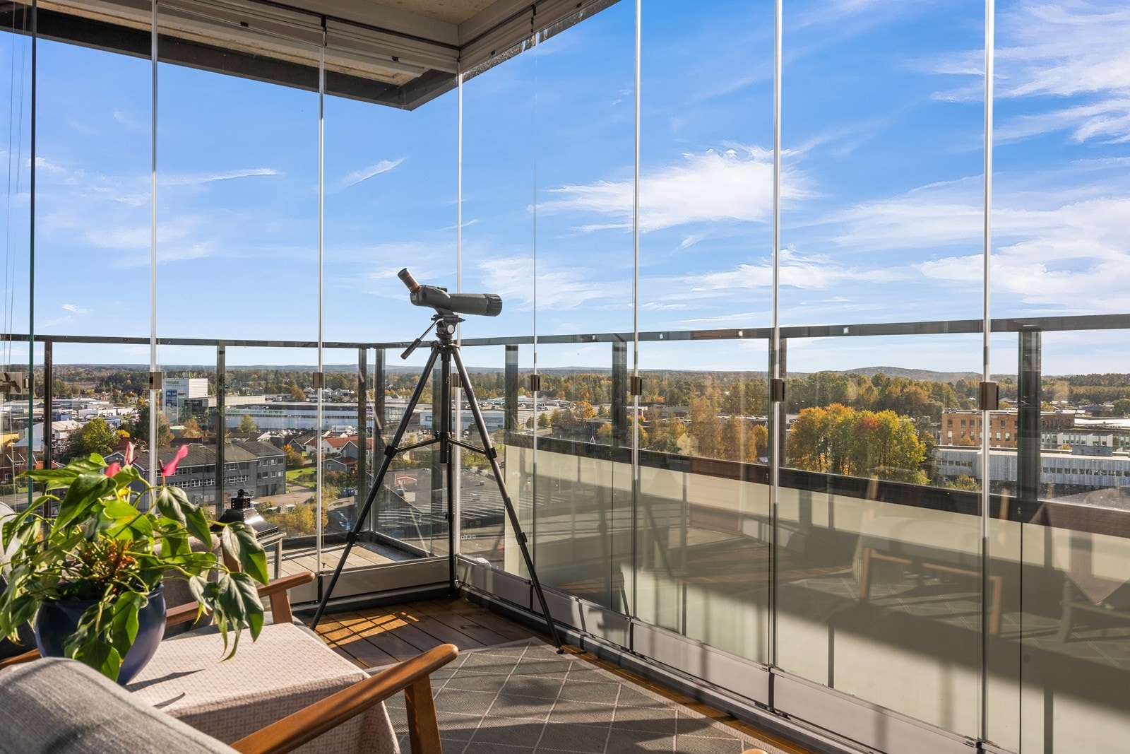 Fra stuen er det utgang til en innglasset balkong på 10 m². Innglassingen gjør balkongen til et lunt ekstrarom med utsikt over nærområdet. Galleribilde