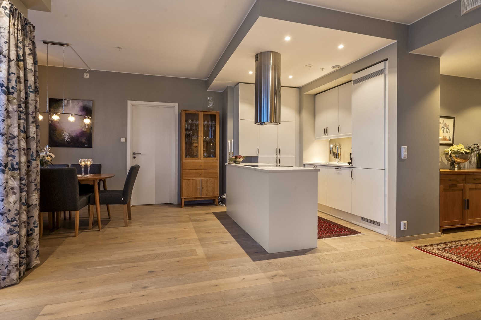 Kveldslyset skaper en lun stemning i den sosiale sonen. Galleribilde