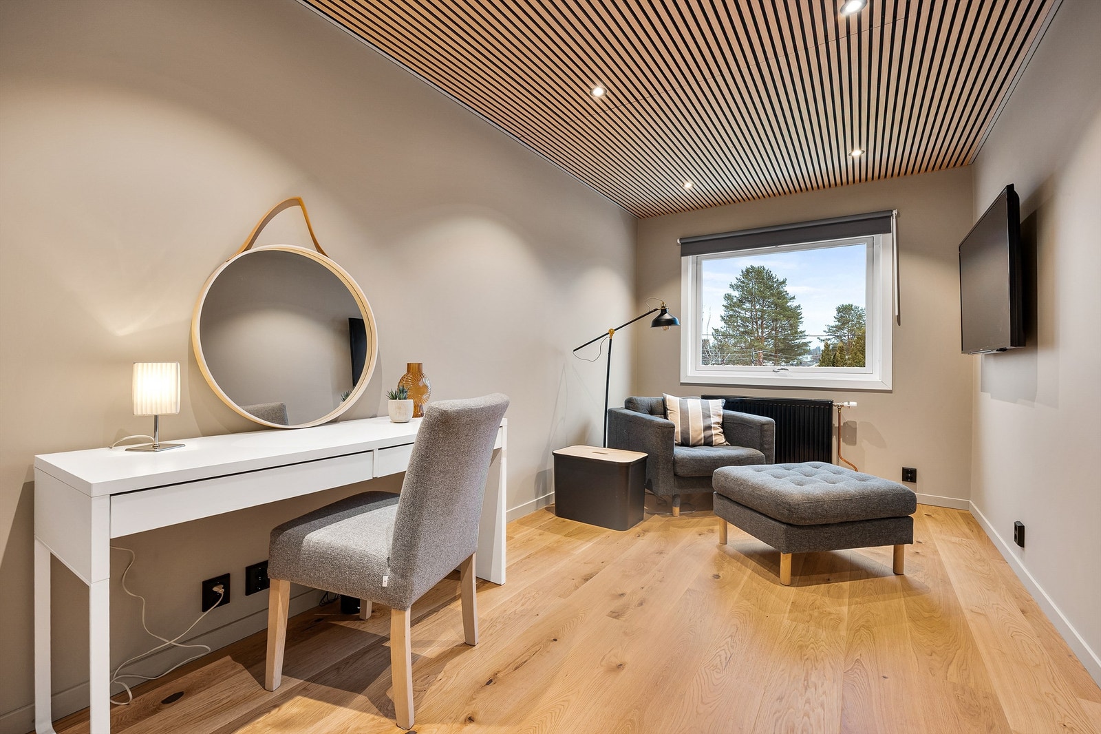 Rommet har i nyere tid blitt som soverom, men er i dag brukt som kontor. Dette rommet er ikke godkjent som soverom. Viser til punkt om ferdigattest. Galleribilde