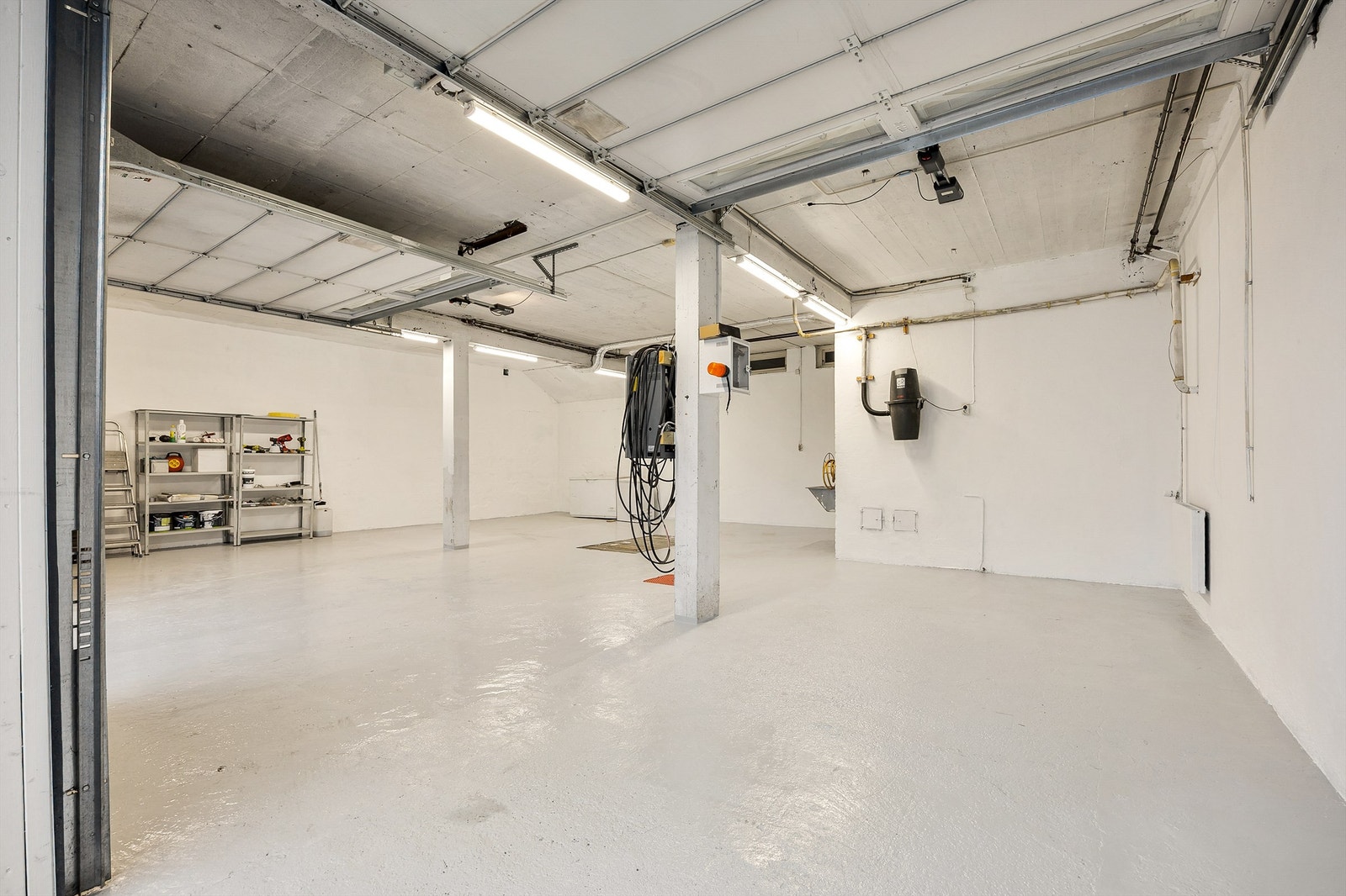 Dette er perfekt for den som vil mekke bil, drive med hobbyer, trenger mye lagringsplass (f.eks. bobil) Galleribilde