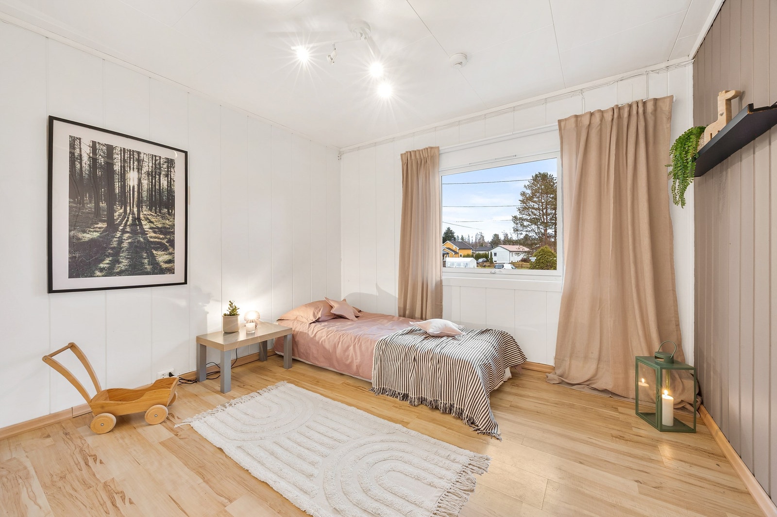 Boligen har totalt 3 romslige soverom, som gir gode muligheter for både familie og gjester Galleribilde