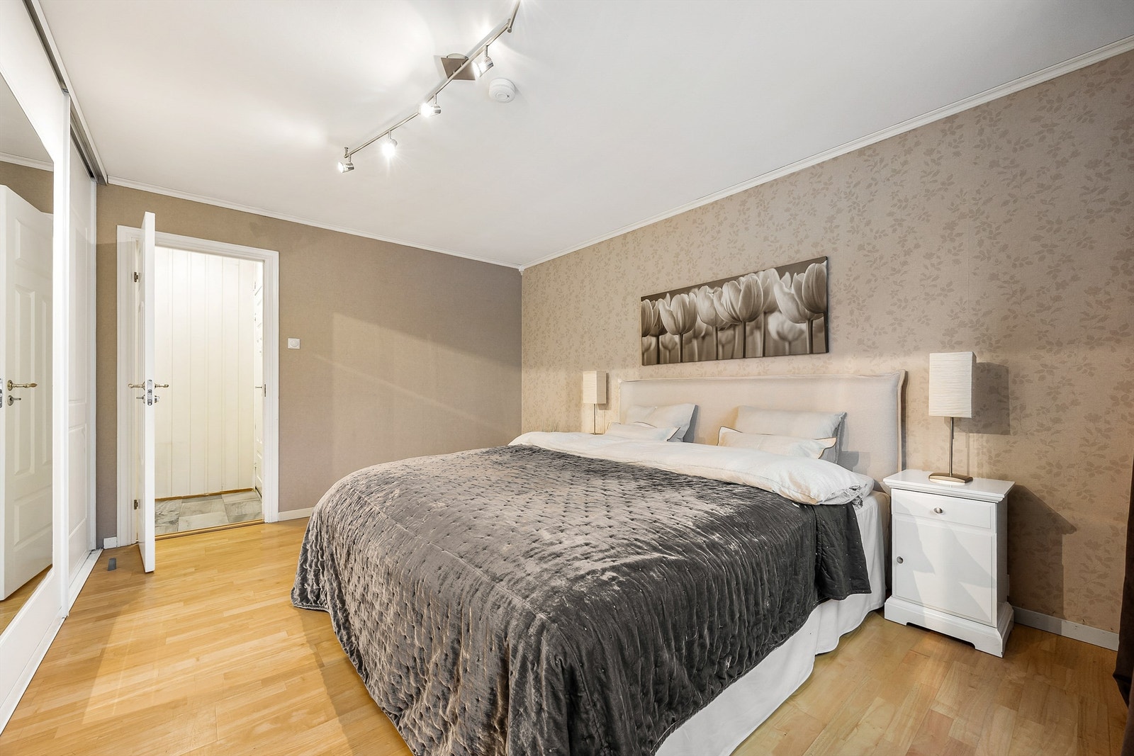 Hoved soverommet er beliggende ved stue og kjøkken i overetasjen og er av god størrelse Galleribilde