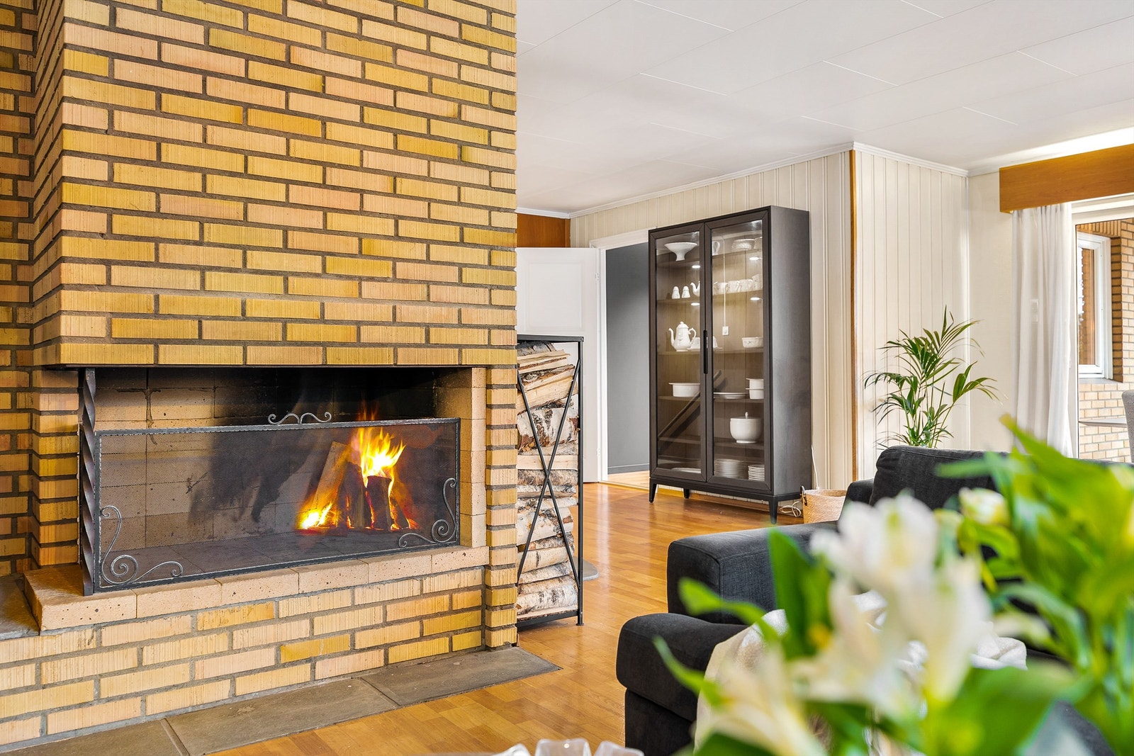 Boligen har i dag også en fungerende åpen peis i tv-kroken Galleribilde