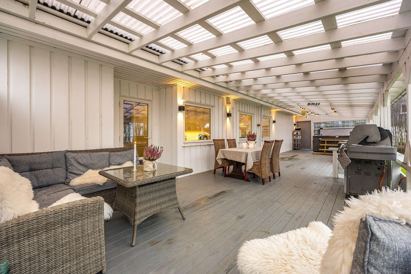 Stor terrasse med rikelig plass til sittegruppe og grill. Perfekt for hyggelige sammenkomster Galleribilde