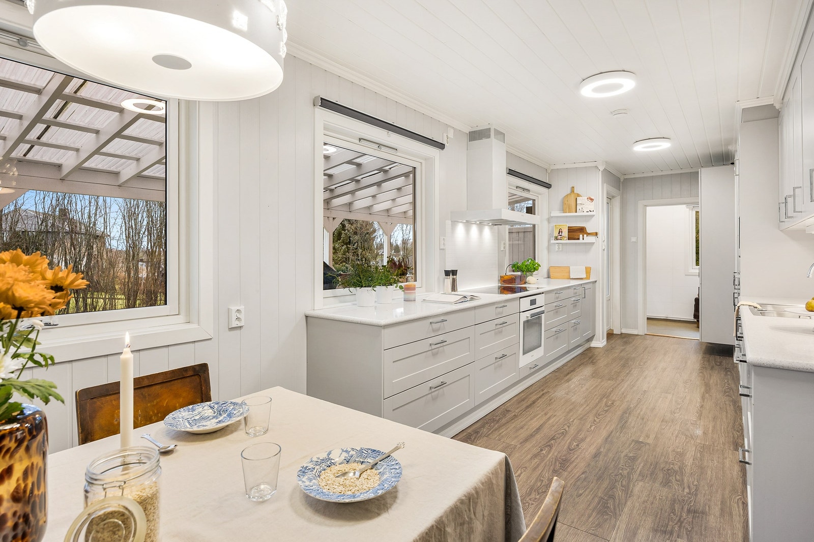 Boligen har et romslig kjøkken med kjøkkeninnredning fra Norema (2016) og profilerte fronter Galleribilde