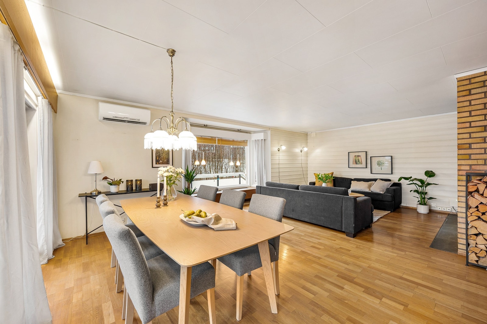 Stuen er romslig og luftig, med store vindusflater som slipper inn rikelig med naturlig lys. Galleribilde