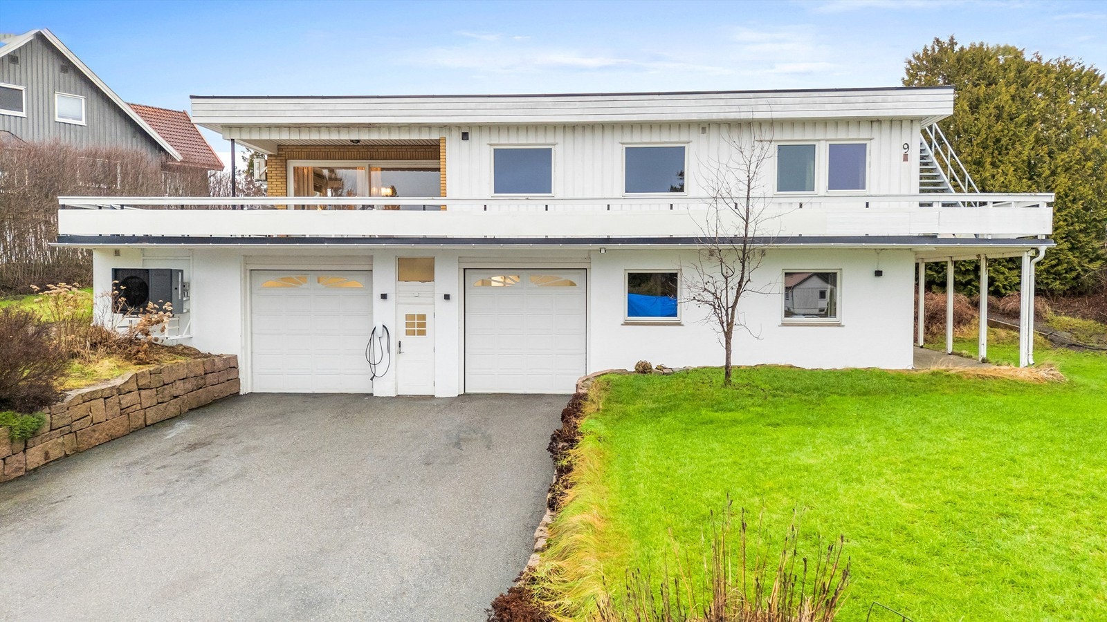 Boligen har egen garasje, i tillegg til rikelig med plass til flere biler på den opparbeidede gårdsplassen. Garasjerom som del av boligens underetasje Galleribilde