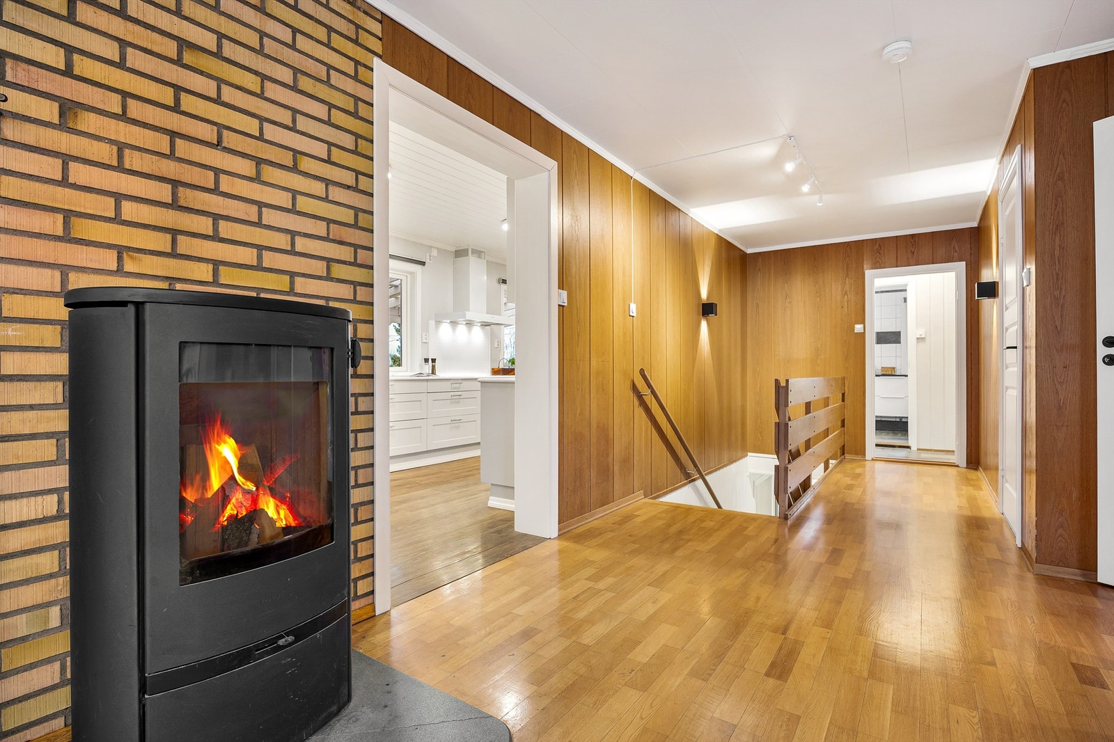 Peis som varmer godt på kalde vinterdager dirkete utenfor kjøkkenet Galleribilde