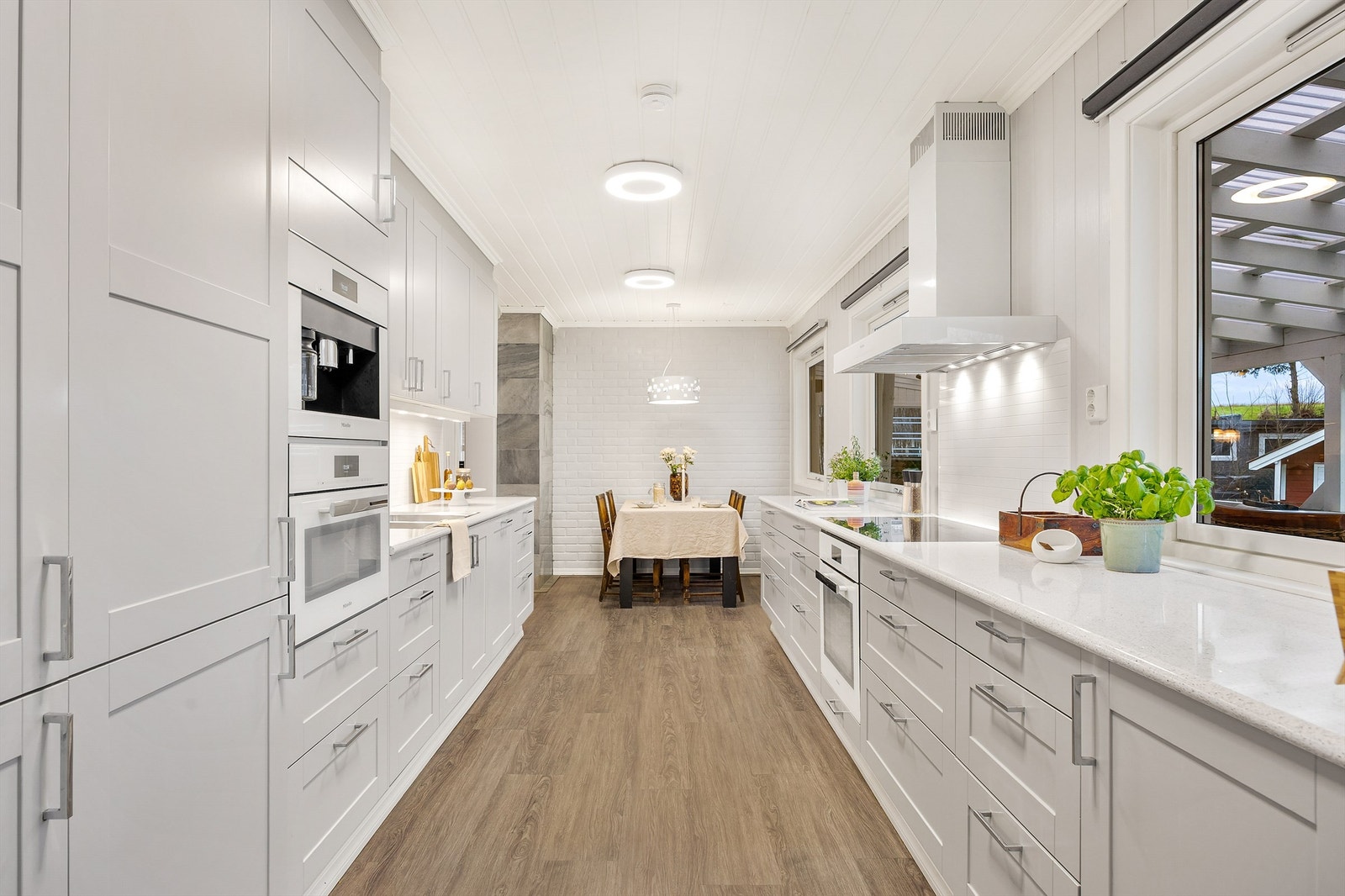 God størrelse med rikelig skap- og benkeplass Galleribilde