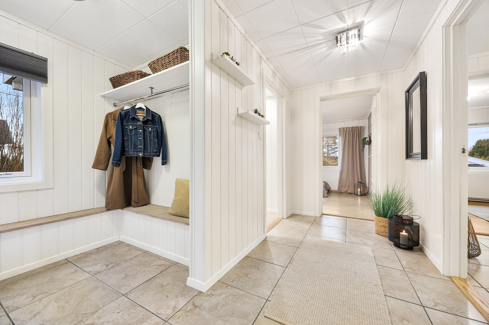 God plass til oppheng av yttertøy og sko Galleribilde