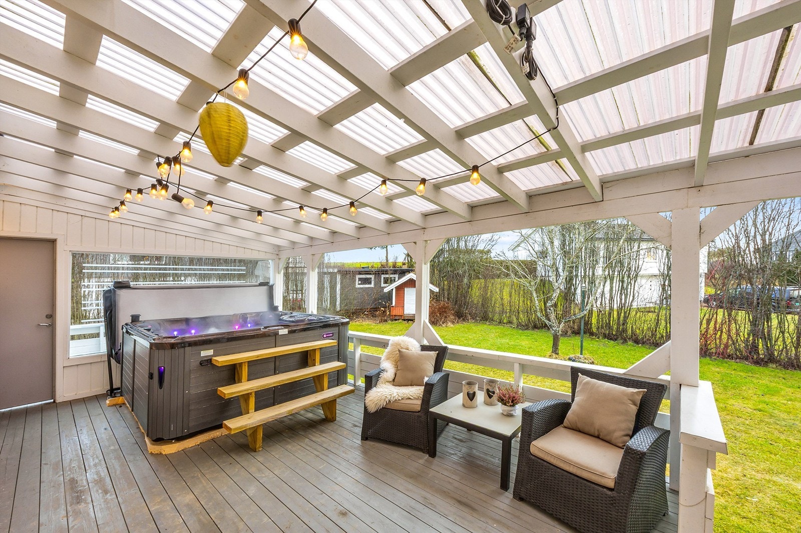 Terrasse med plass til jacuzzi - luksuriøs avslapning hjemme. Jacuzzi medfølger ikke salget Galleribilde