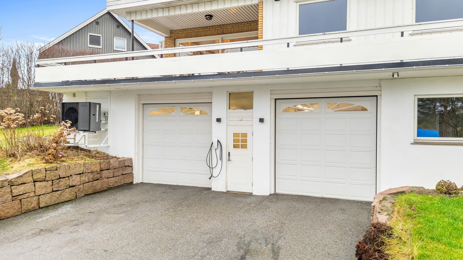 Garasje port er etter informasjon fra selger 2.80 m i høyden. Taket inne i garasjen er 3.30 m. Galleribilde