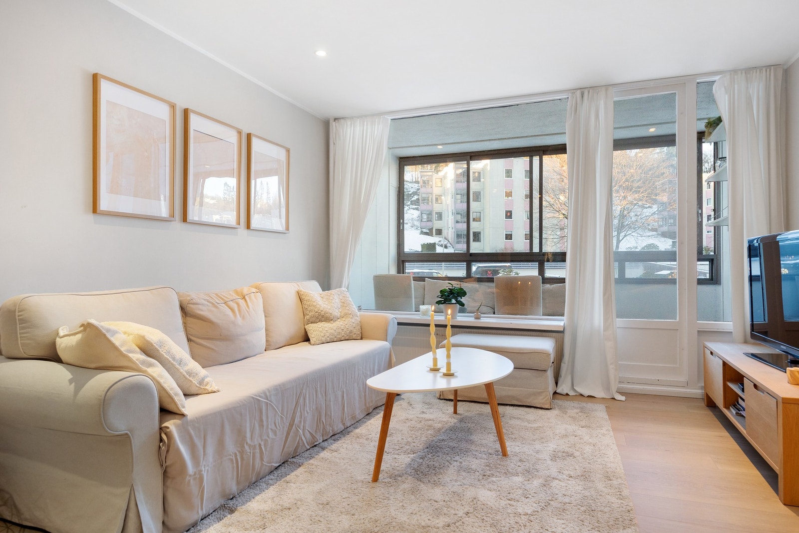 Fra stuen er det utgang til vestvendt innglasset balkong på hele 8 kvadratmeter Galleribilde