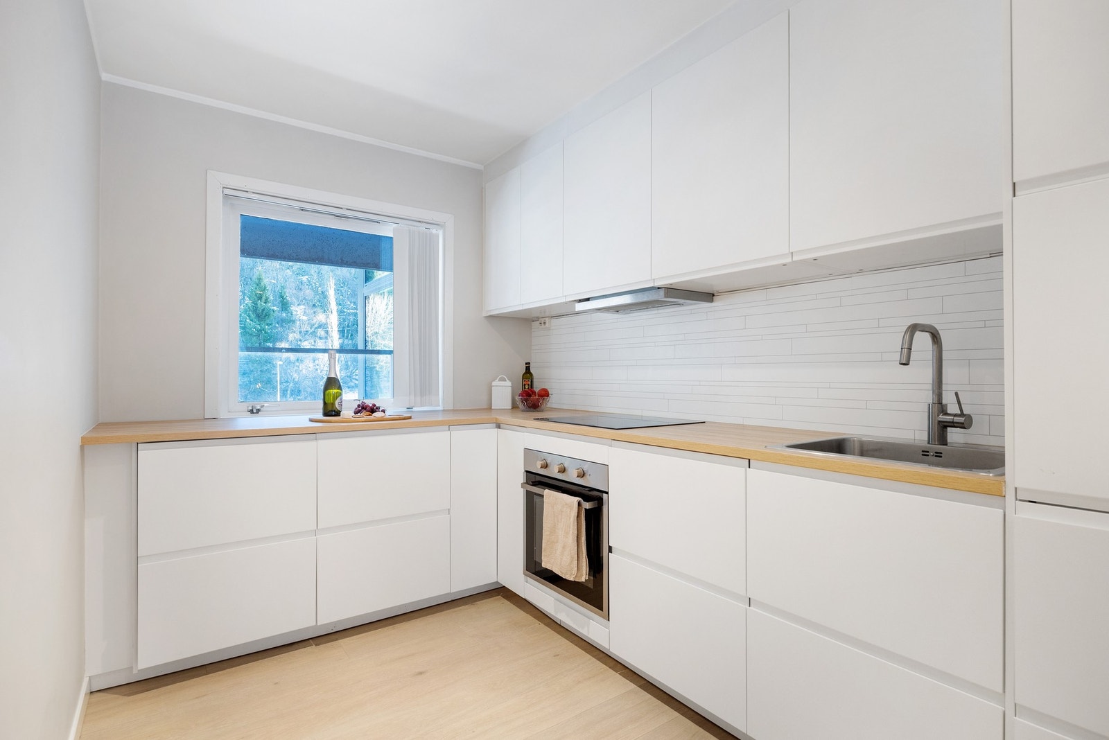 Flott IKEA kjøkken med slette fronter, benkeplate av laminat Galleribilde