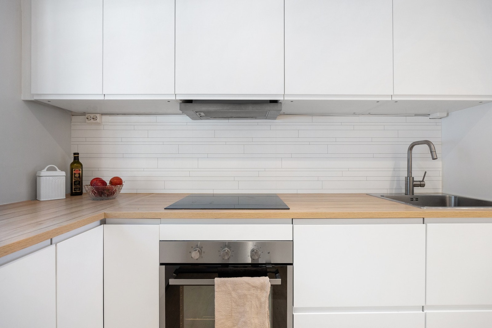 Integrerte hvitevarer på kjøkken som kjøleskap, to frysere, oppvaskmaskin og stekeovn Galleribilde