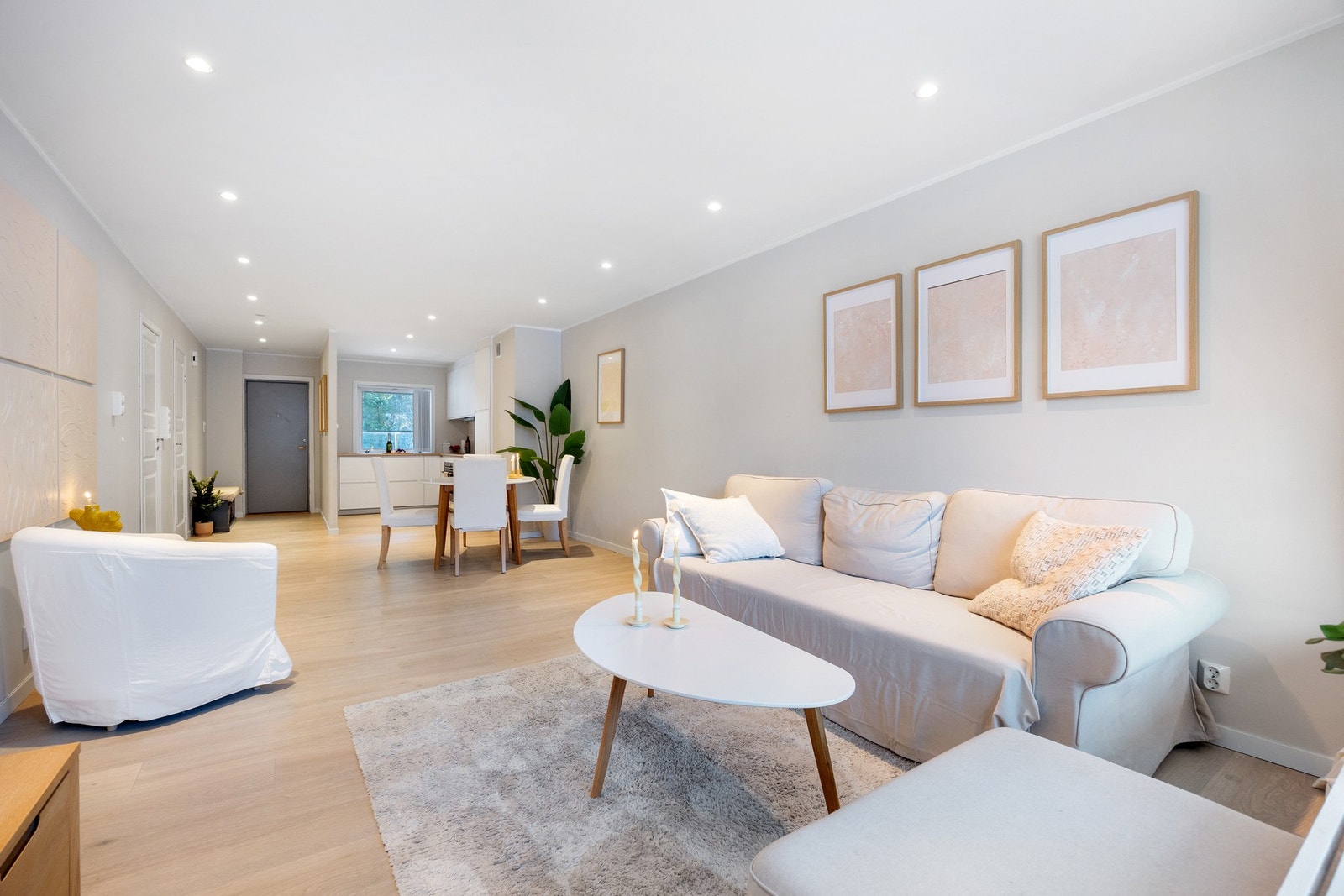 Åpen stue/kjøkken løsning med flott lysinnslipp fra vindusflatene Galleribilde