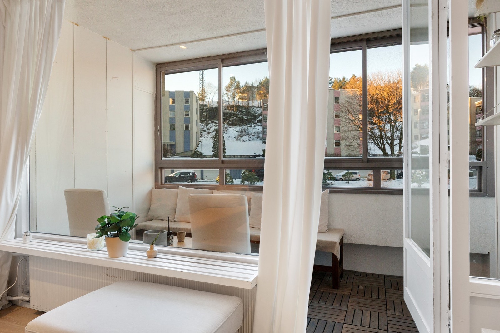 Innglasset balkongen gjør en fin og naturlig forlengelse av stuen Galleribilde