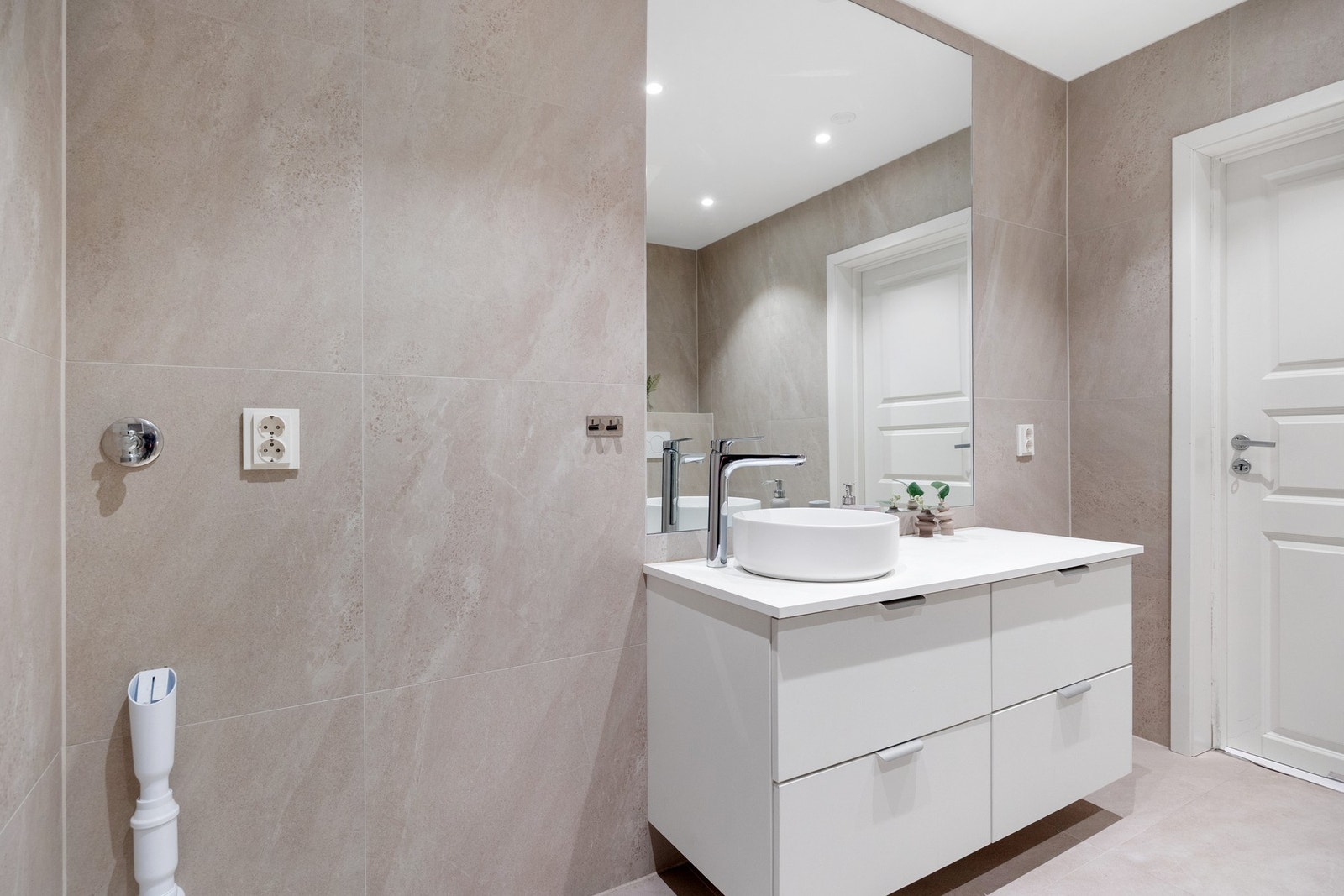 Stort bad med plass til vaskemaskin Galleribilde