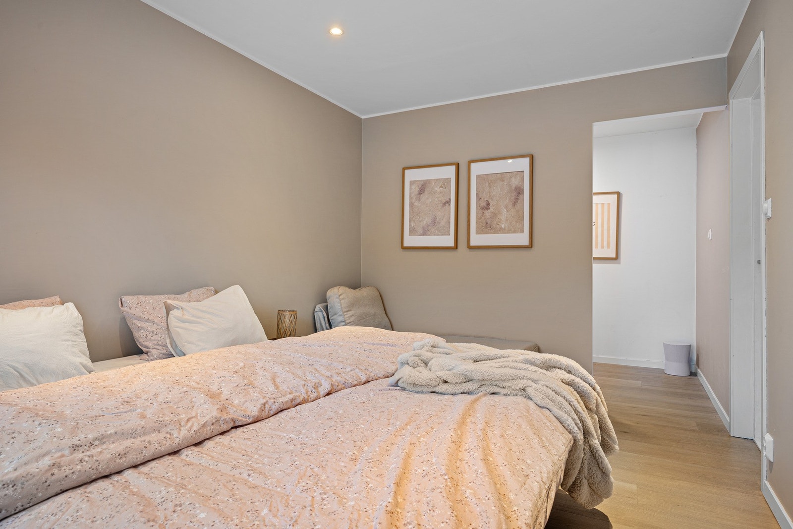 Et romslig soverom med tilhørende plass til walk-in garderobe Galleribilde