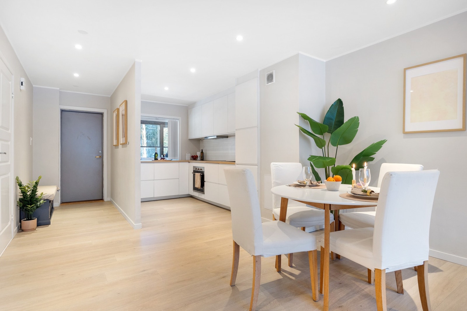 Flott IKEA kjøkken med slette fronter, benkeplate av laminat Galleribilde