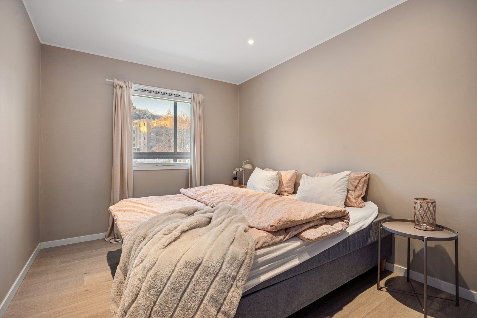 Soverom av god størrelse som måler hele 16,3 kvadratmeter Galleribilde