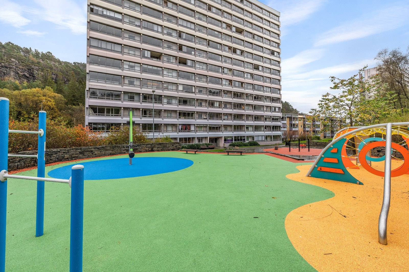 Lekeplass rett utenfor bygget. Galleribilde