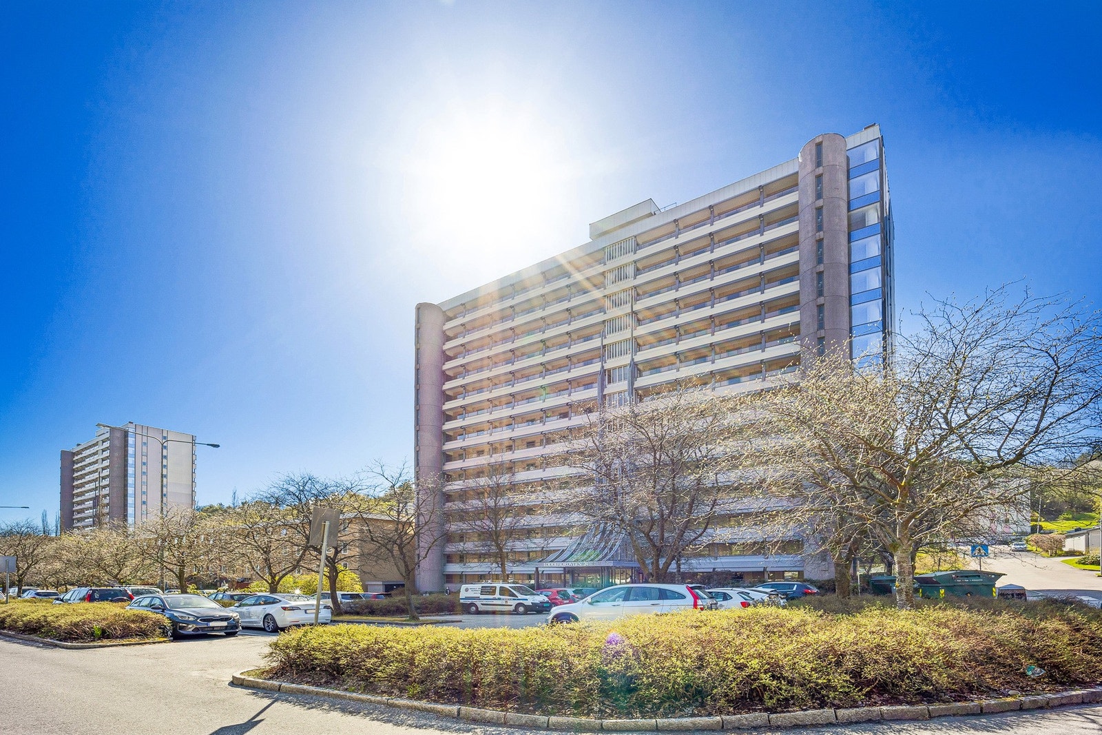 Leiligheten ligger til i byggets 4 etasje, i et godt vedlikeholdt borettslag Galleribilde