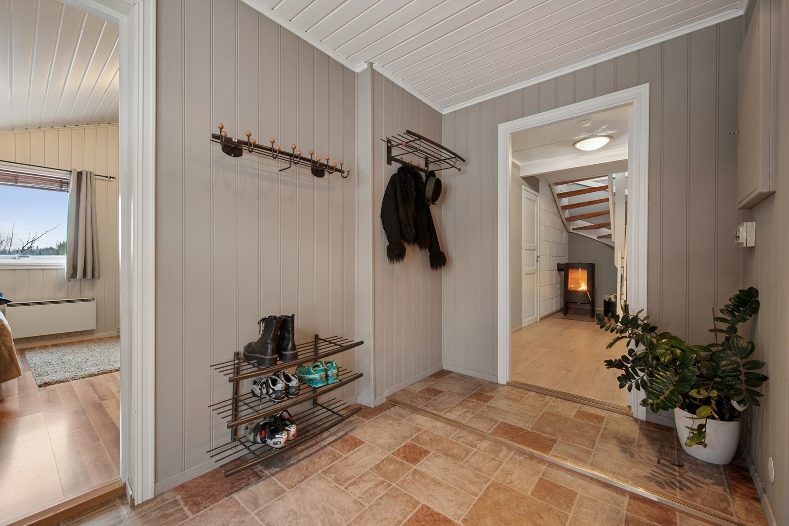 Godt med plass til oppbevaringsløsninger i rommet. Galleribilde