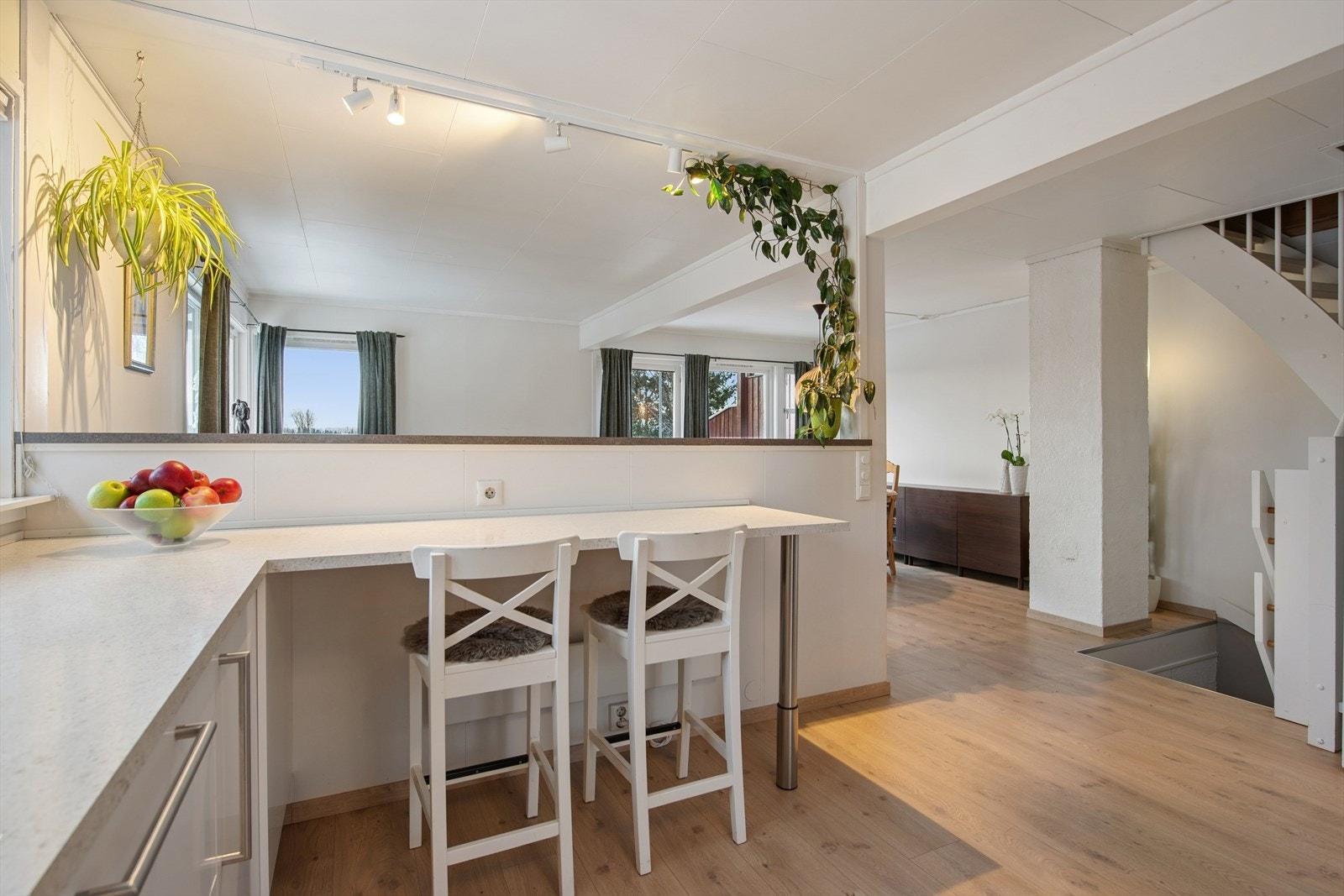 Rommets innredning har også benkeplass og skillevegg i halv høyde mot stue som gir et naturlig rom-skille, i tillegg til ekstra spiseplass. Galleribilde