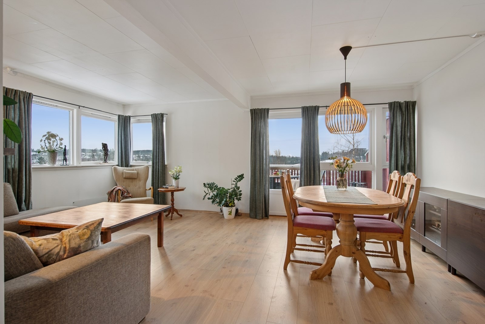 Den gode utformingen, sammen med de lyse overflatene, gjør det enkelt å innrede oppholdsrommet etter eget ønske. Galleribilde