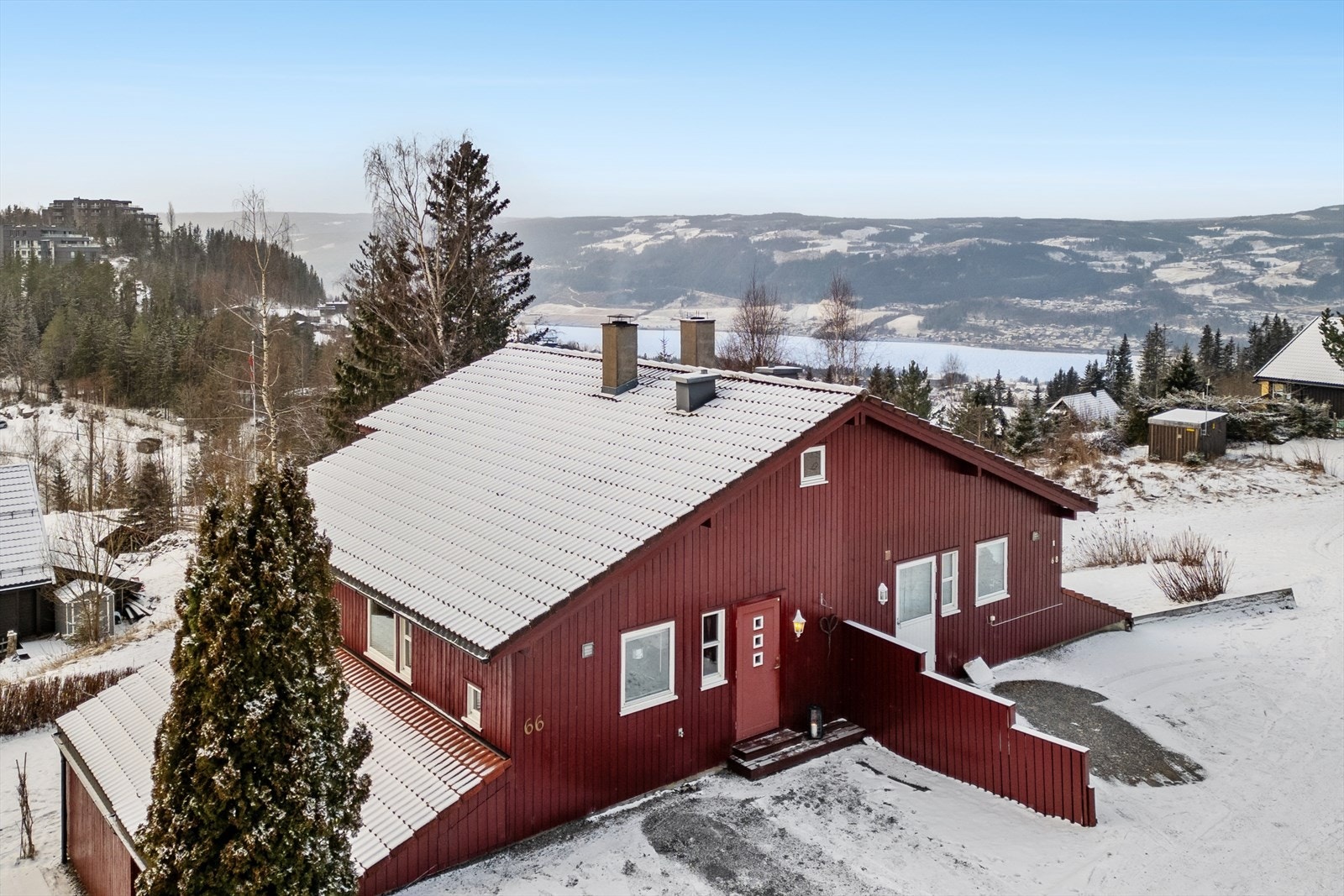 Utvendig adkomst også i boligens 1. etasje med P-muligheter utenfor døren. Galleribilde