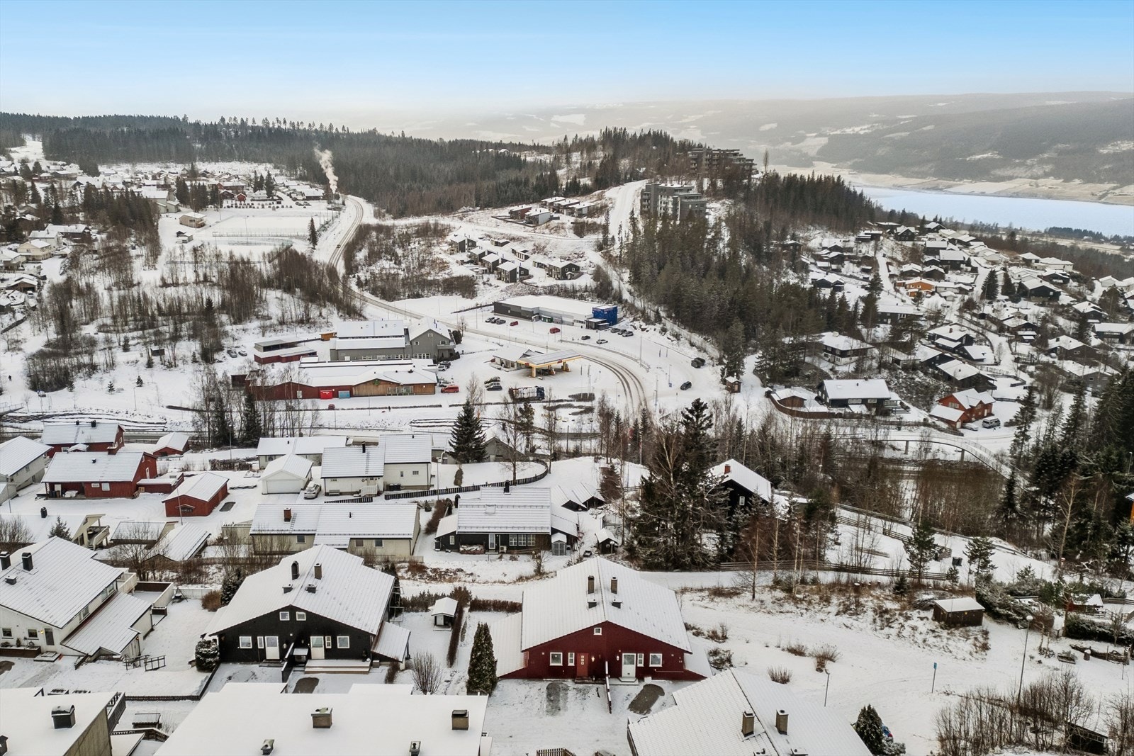 Her bor man med kort avstand til dagligvarebutikker, skoler og offentlig transport. Området er ideelt for barnefamilier med nærhet til både barnehager og skoler. Samtidig byr nærområdet på god tilgang til flotte turmuligheter i marka. Galleribilde