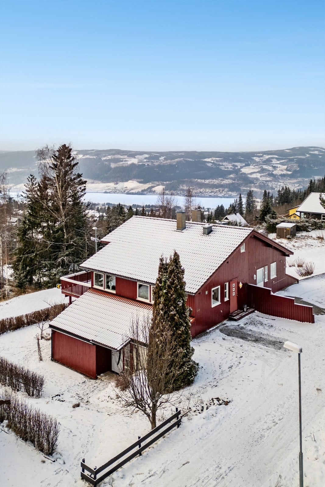 Utvendig er hele boligen nymalt, det gjelder både panel og alle vinduer (opplyst av selger). Galleribilde
