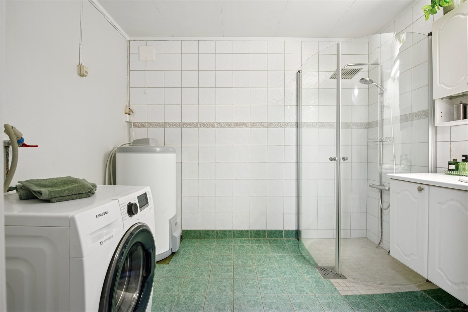 Vegger og gulv er utført i 2025. Ny dusjarmatur ble montert samtidig. Innredningen består av en nedfelt servant og dusjhjørne i herdet glass, og det er opplegg for vaskemaskin. Galleribilde