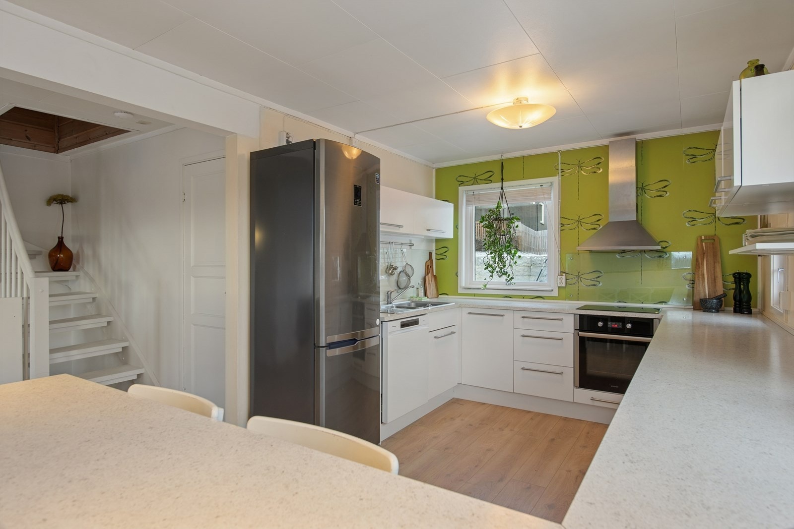 Av hvitevarer finnes det kjøl/fryseskap, oppvaskmaskin, komfyr og nedfelt platetopp. Vedr. hvitevarer se pkt. "løsøre og tilbehør" i salgsoppgaven. Galleribilde