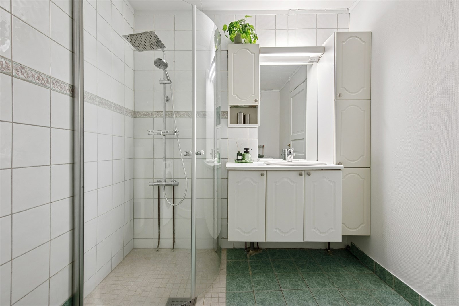 Badet er fra byggeåret, men ble ifølge eier delvis oppusset i 2025. Galleribilde