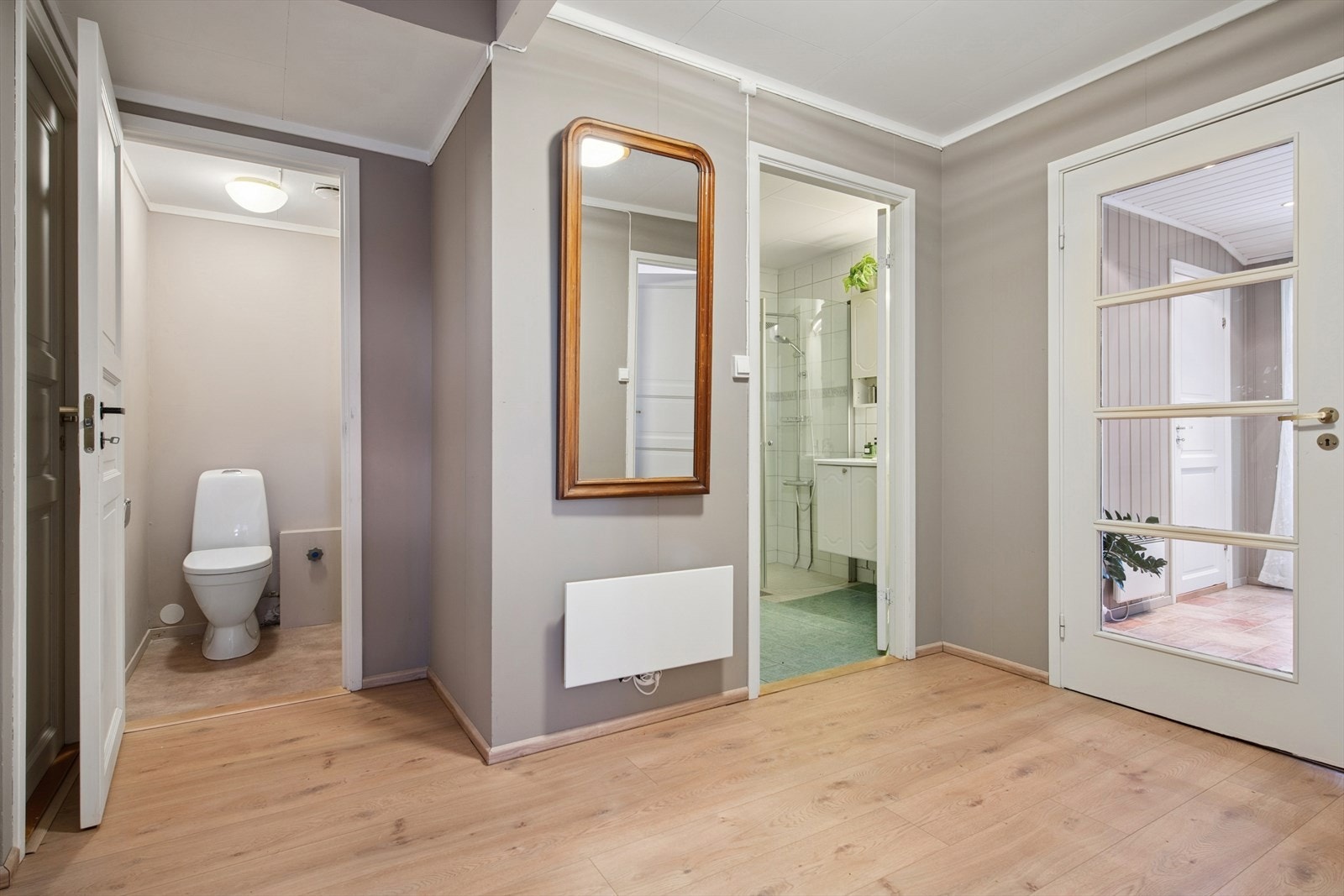 Gang mot toalett og bad/vaskerom i boligens U. etasje. Galleribilde