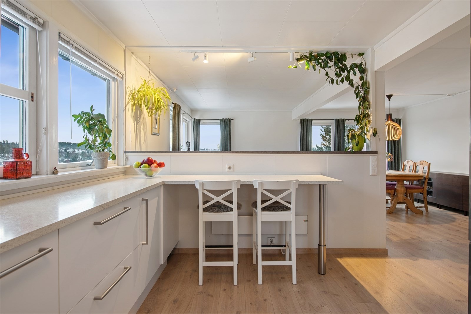 Kjøkken mot stue i boligens 1. etasje. Galleribilde