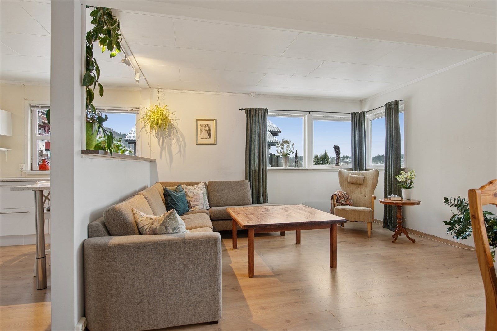 Det ble lagt nytt laminatgulv på stue/kjøkken i 1. etasje i 2021. Galleribilde